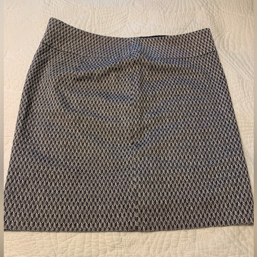 Selling this elegant skirt, it doesn’t fit me. New, size 10